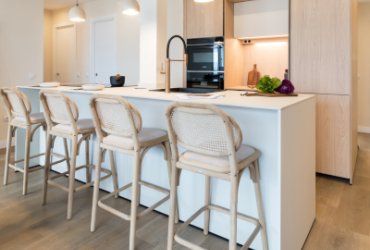 Una cocina pequeña en gris y madera en la cuenta de Instagram de Santos Cocinas