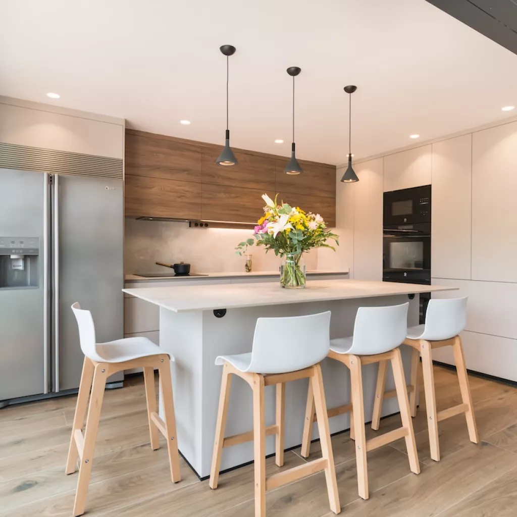 Cocina Santos cashmere y roble con isla