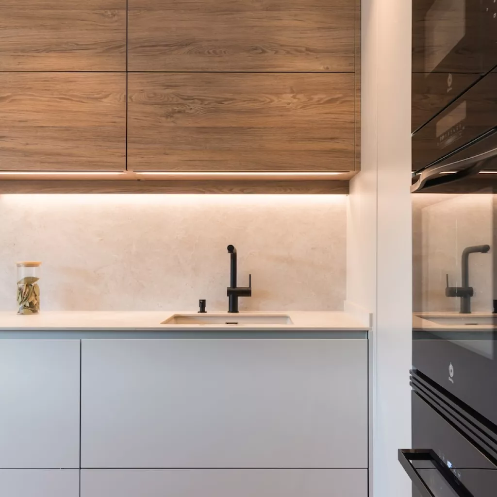 Muebles bajos cashmere y altos en roble