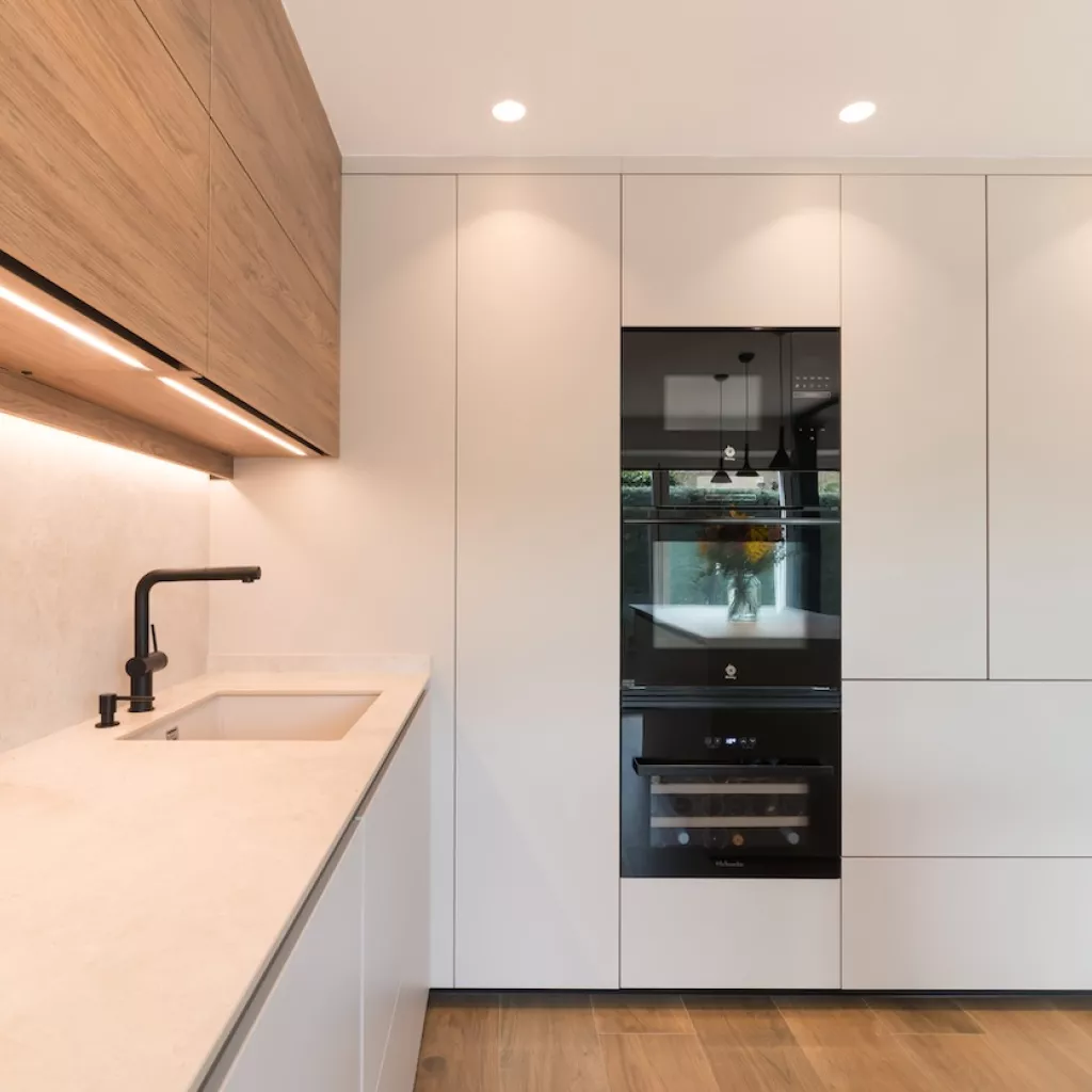 Muebles bajos y columnas cashmere y altos en roble