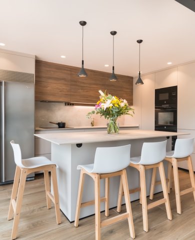 Cocina Santos cashmere y roble con isla