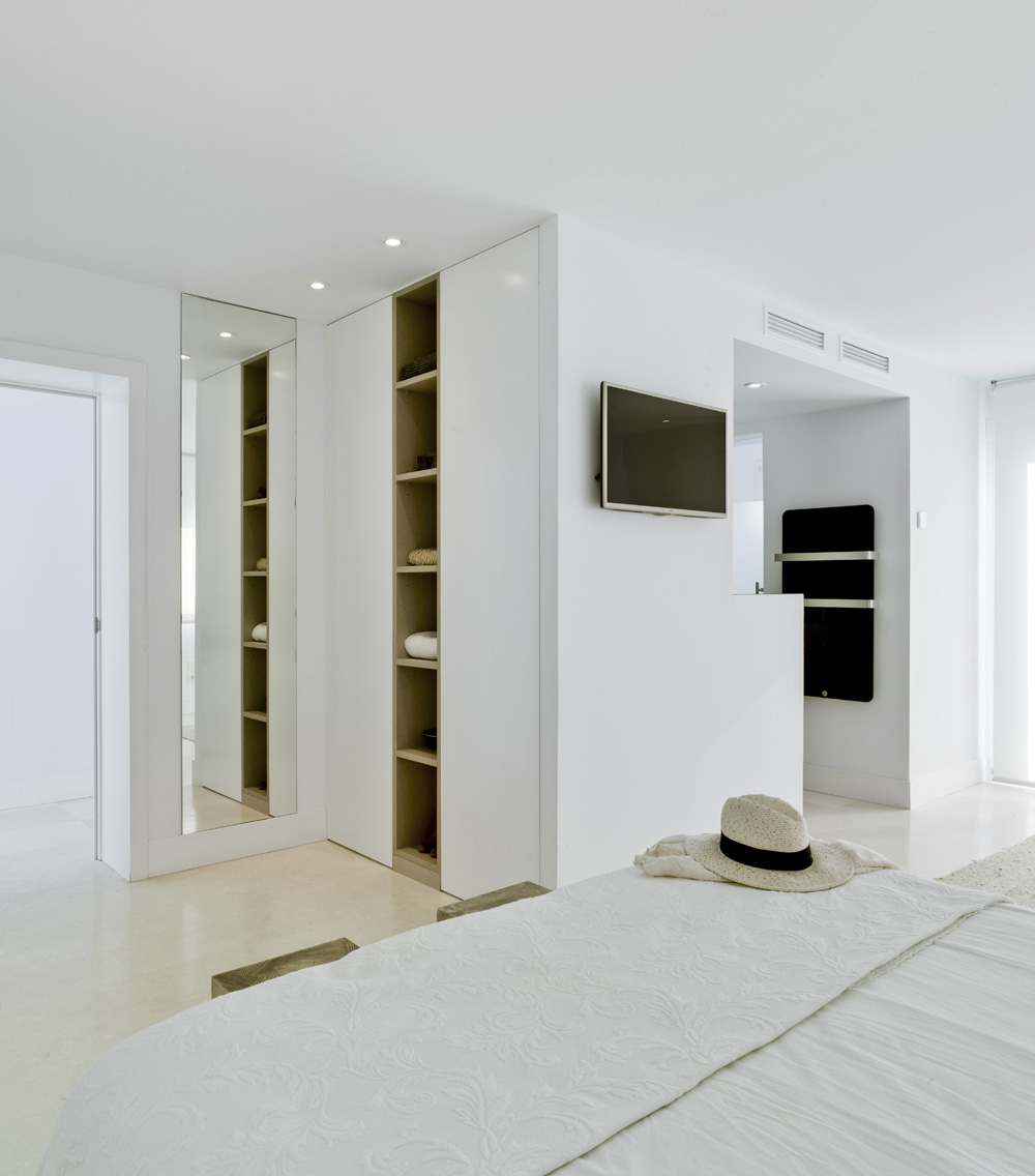 Armario vestidor con zona abierta y cerrada en aluminio y cristal - Clásico  renovado - Armario - Madrid - de materia habitable