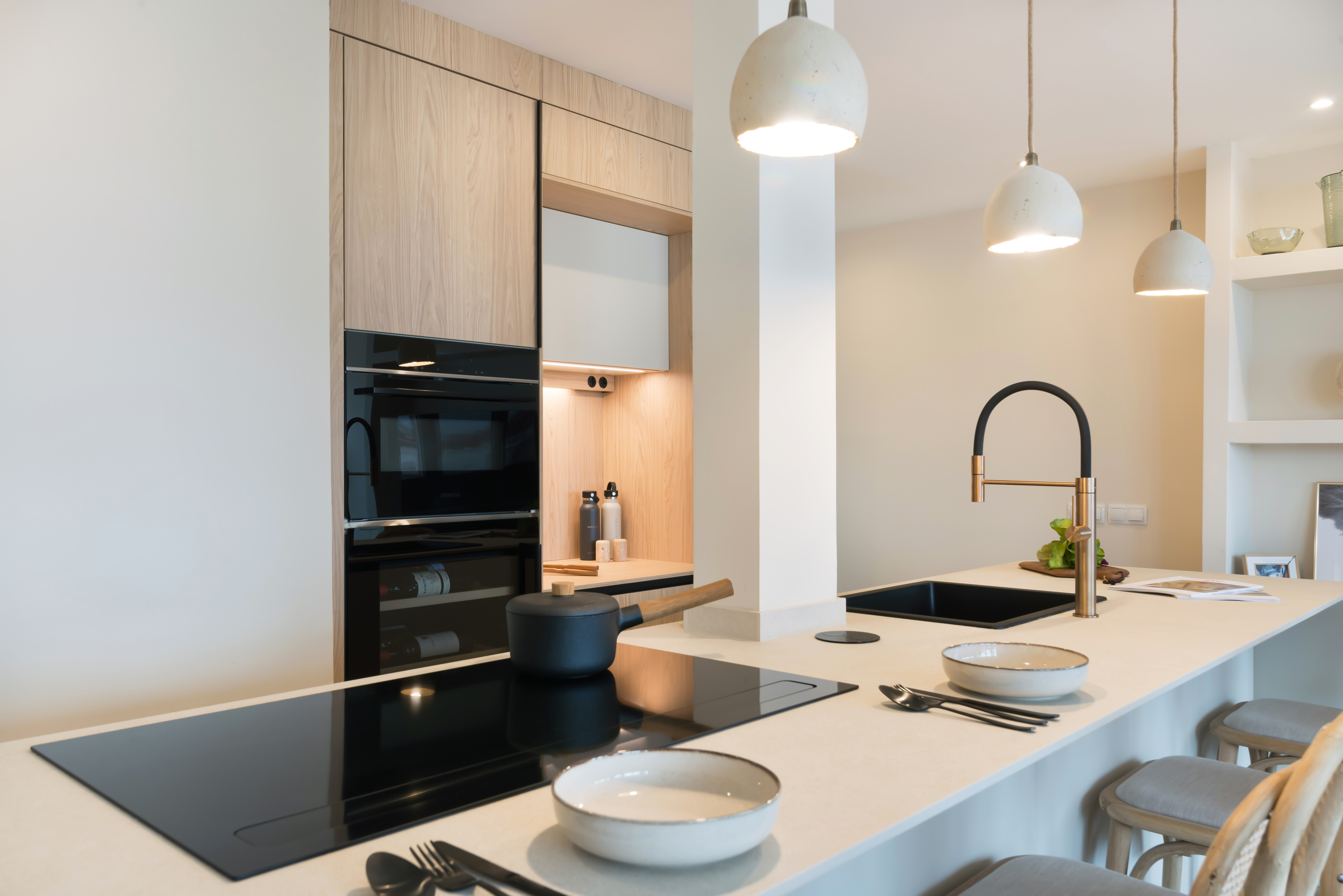 Cocina clara moderna en tonos blanco perla Santos con diseño minimalista