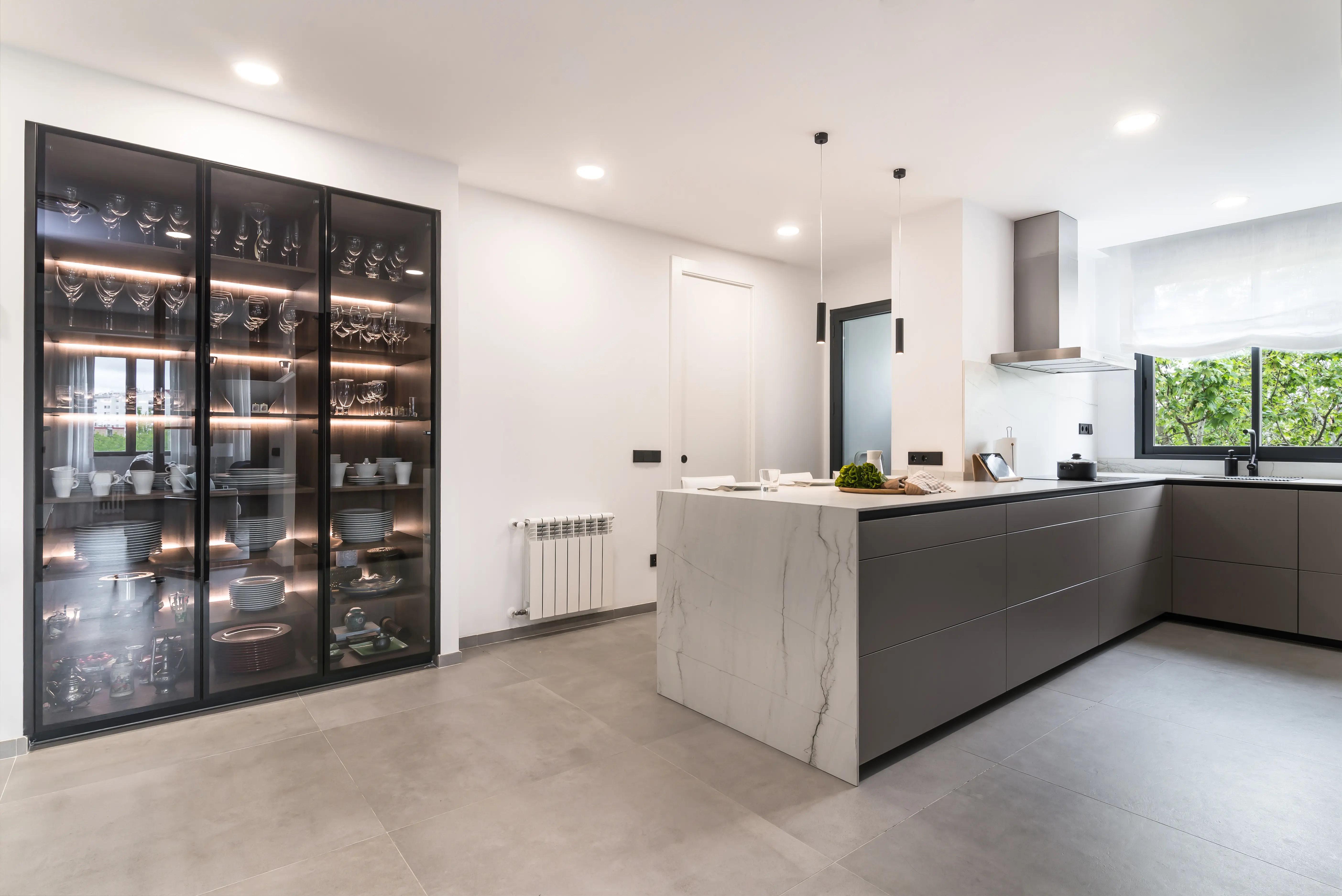 Cocinas con columnas: cómo integrarlas sin condicionar el diseño