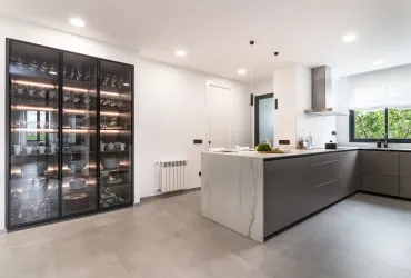 Cocinas con columnas: cómo integrarlas sin condicionar el diseño