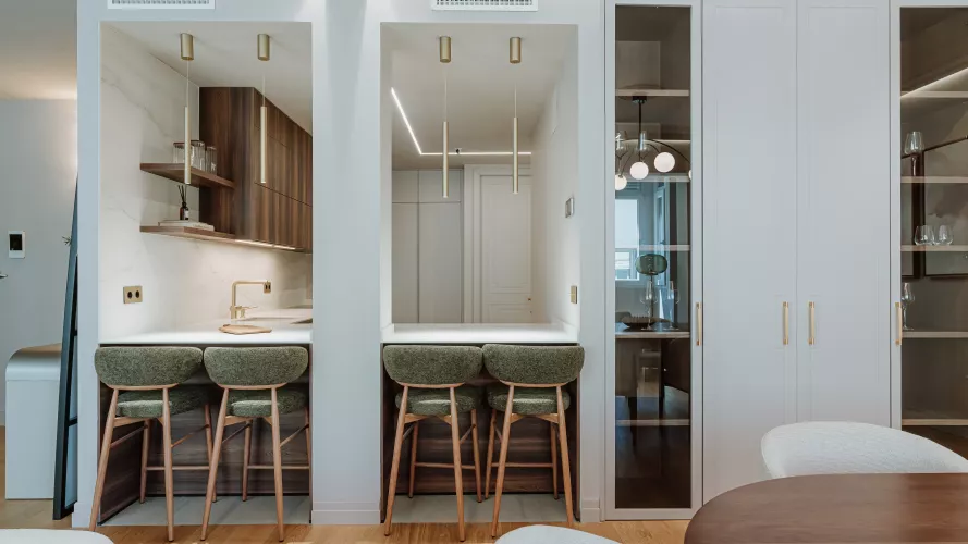 Cocina abierta con madera nogal y blanco cálido: elegancia, amplitud y diseño integrado