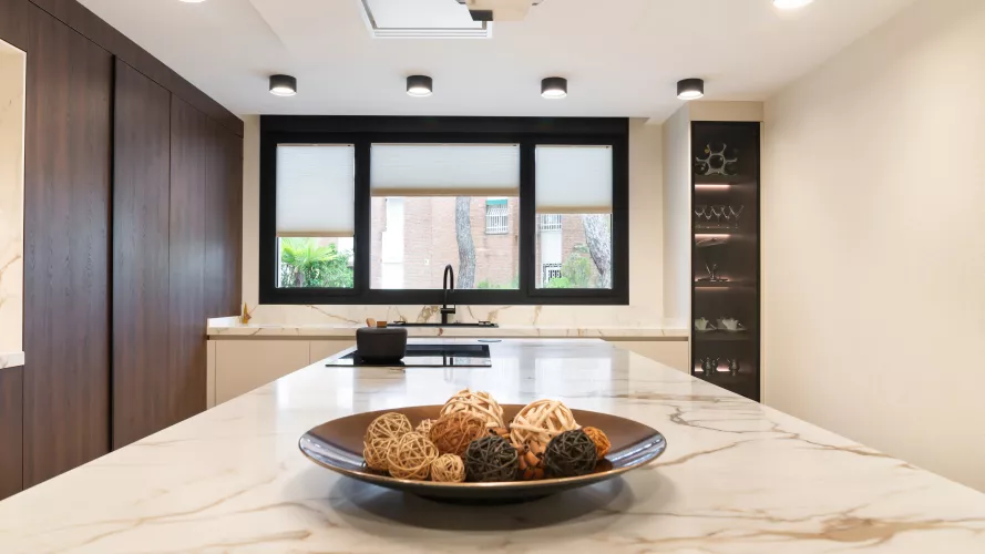 Cocina contemporánea en madera oscura y mármol: elegancia, contraste y sofisticación