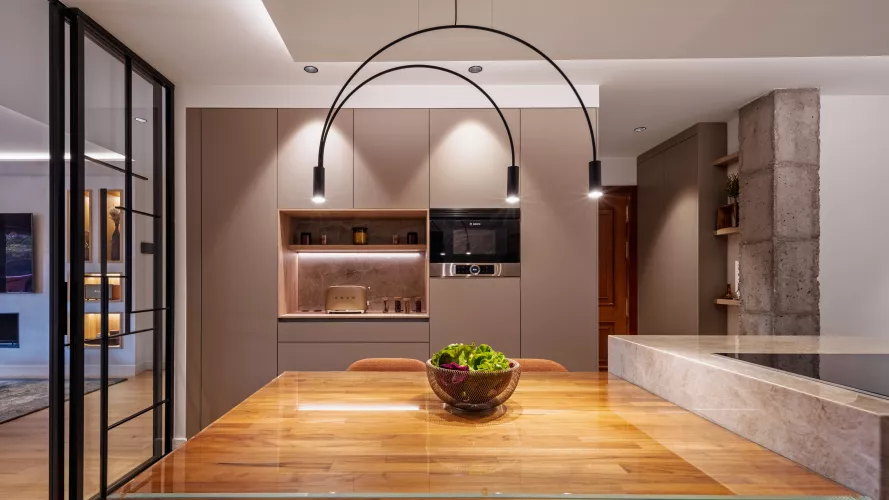 Cocina moderna con isla y vitrina en Pozuelo de Alarcón