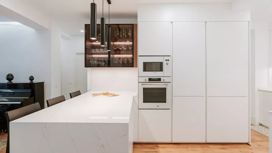 Cocina blanca con madera natural: luminosidad, elegancia y diseño integrado