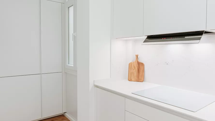 Cocina blanca con madera natural: luminosidad, elegancia y diseño integrado