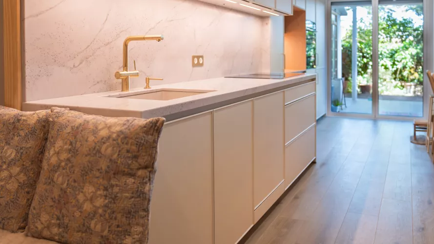 Cocina contemporánea en tonos arena y madera natural: equilibrio, luz y diseño minimalista