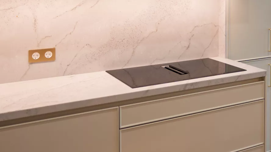 Cocina contemporánea en tonos arena y madera natural: equilibrio, luz y diseño minimalista