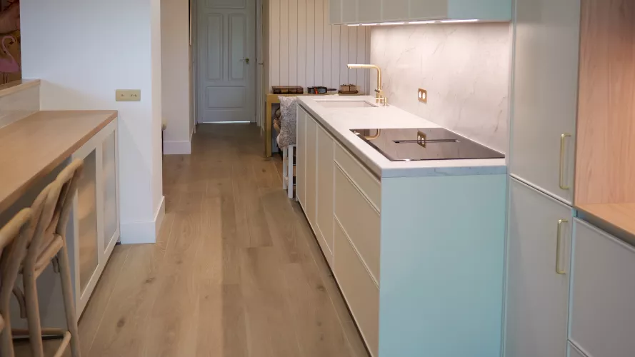 Cocina contemporánea en tonos arena y madera natural: equilibrio, luz y diseño minimalista