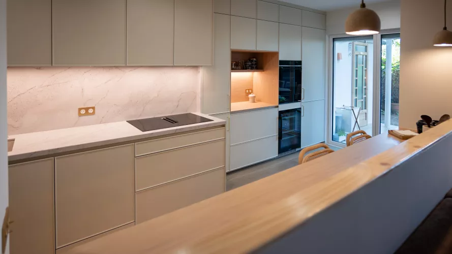 Cocina contemporánea en tonos arena y madera natural: equilibrio, luz y diseño minimalista