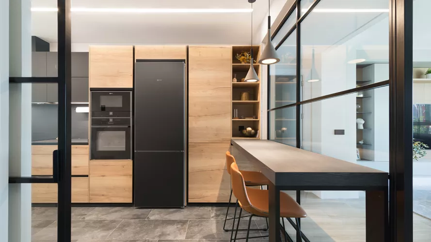 Cocina Santos Negra y Madera Semiabierta al Salón Lamparas Foscarini