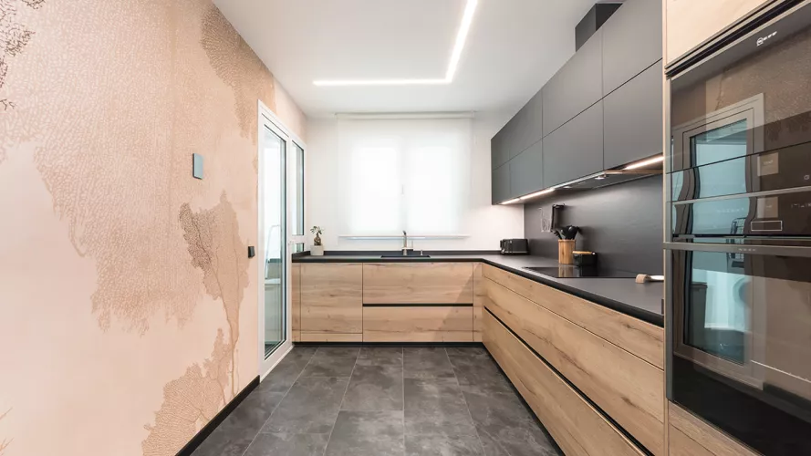 Cocina Santos Negra y Madera Semiabierta al Salón Papel Pintado Glamora