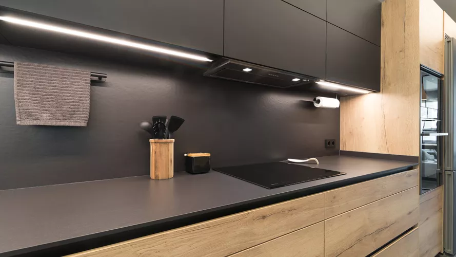 Cocina Santos Negra y Madera Semiabierta al Salón