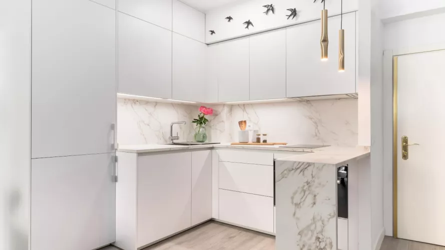 Cocina Santos blanca con barra y encimera Dekton