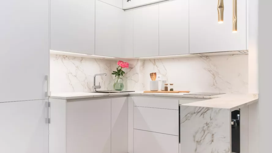 Cocina Santos blanca con barra y encimera Dekton