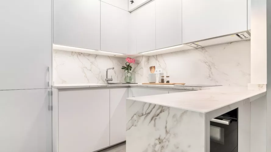 Cocina Santos blanca con barra y encimera Dekton