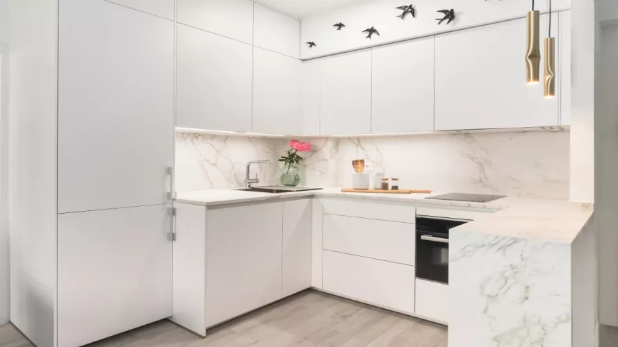 Cocina Santos blanca con barra y encimera Dekton