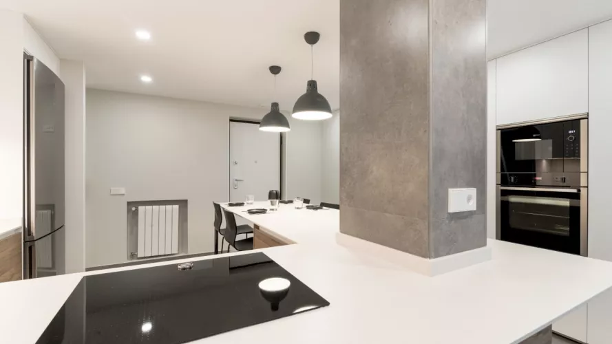 Cocina Santos blanca con encimera Dekton