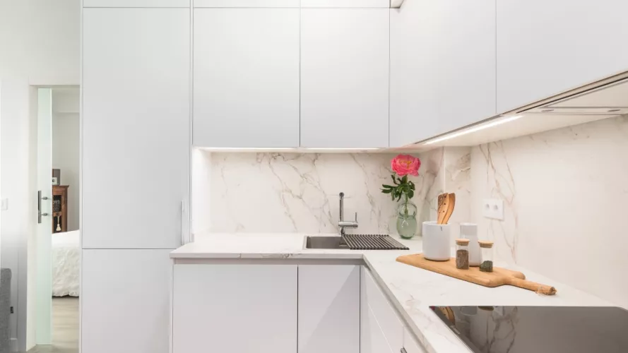 Cocina Santos blanca con barra y encimera Dekton