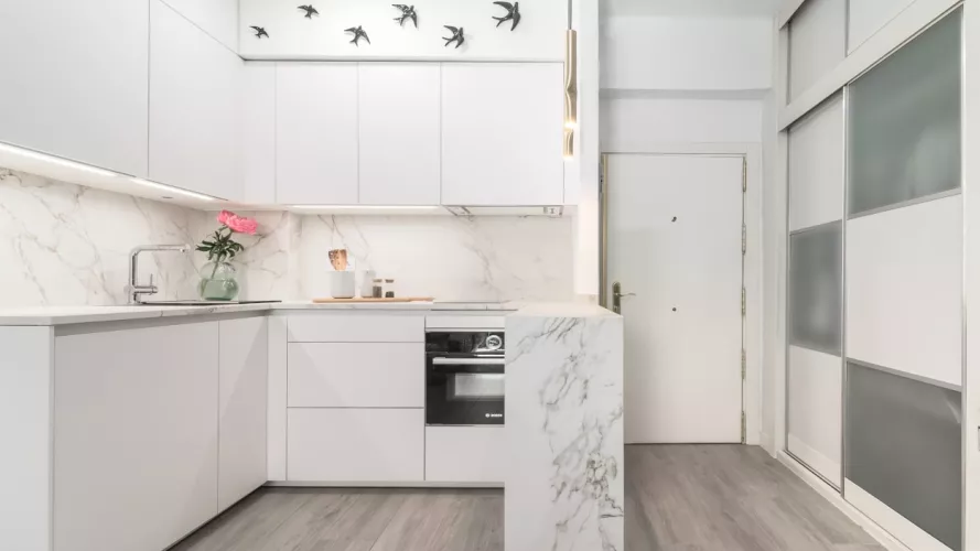 Cocina Santos blanca con barra y encimera Dekton