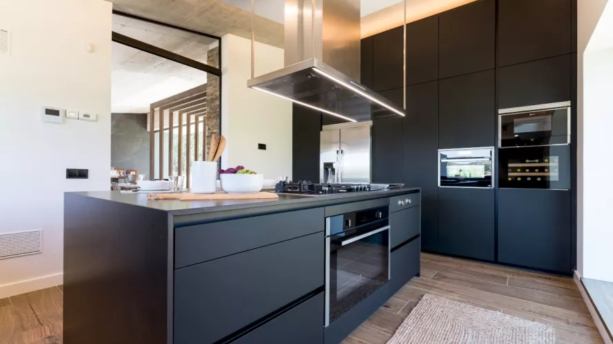 Cocina Santos negra con isla y encimera Neolith