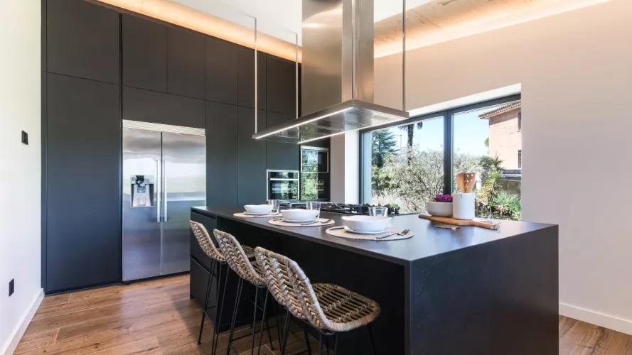 Cocina Santos negra con isla y encimera Neolith