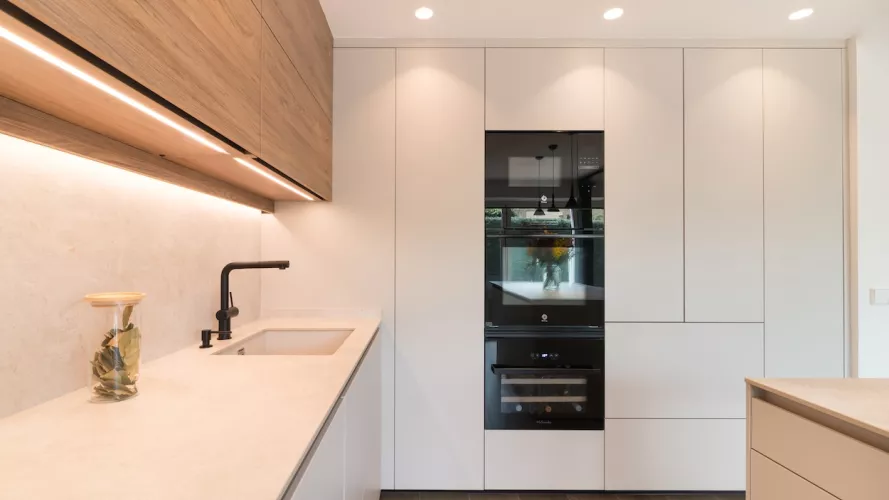 Muebles bajos y columnas cashmere y altos en roble