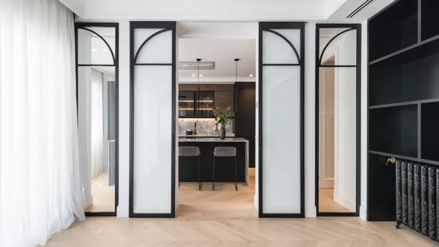 Puertas correderas cristal y lacado negro acceso cocina