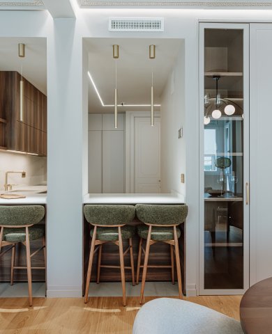 Cocina abierta con madera nogal y blanco cálido: elegancia, amplitud y diseño integrado