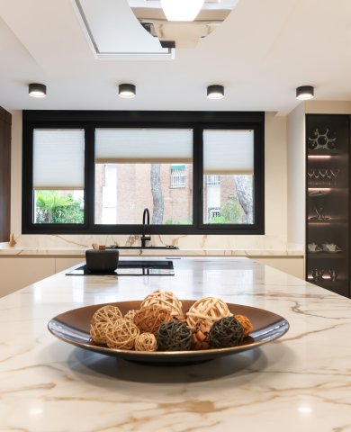 Cocina contemporánea en madera oscura y mármol: elegancia, contraste y sofisticación