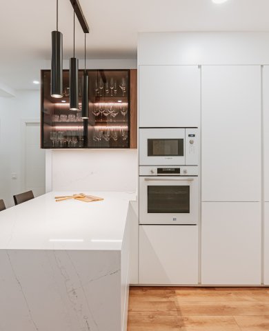 Cocina blanca con madera natural: luminosidad, elegancia y diseño integrado