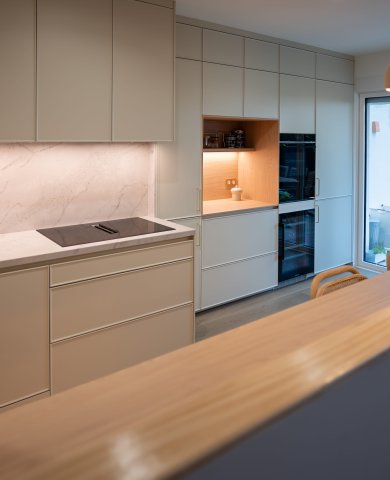 Cocina contemporánea en tonos arena y madera natural: equilibrio, luz y diseño minimalista