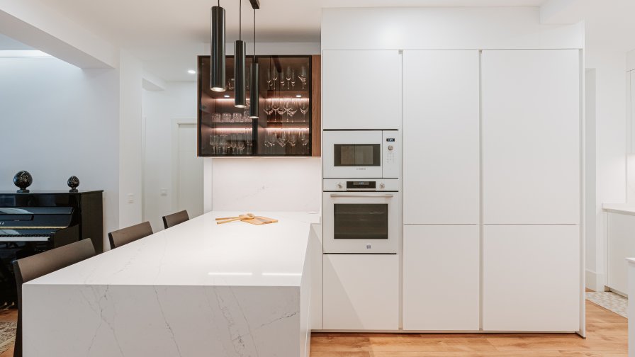 Cocina blanca con madera natural: luminosidad, elegancia y diseño integrado