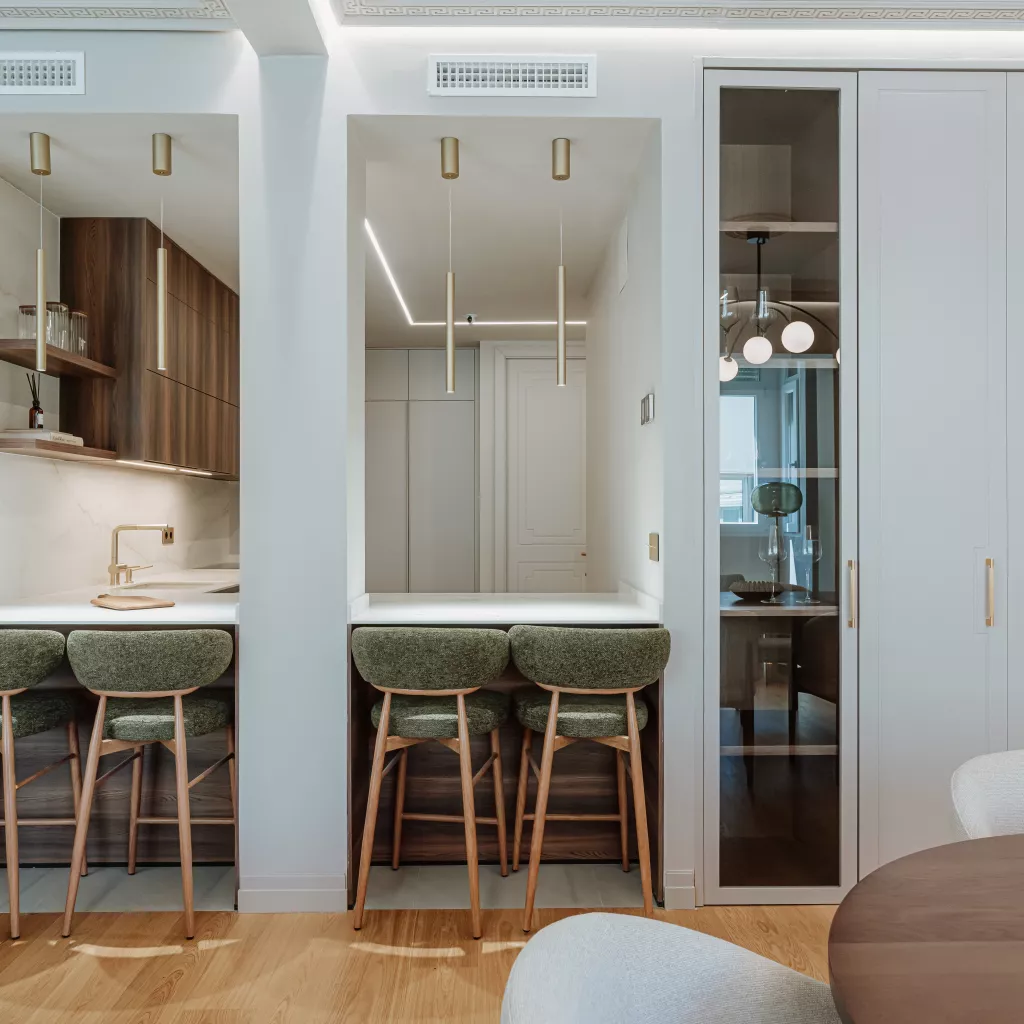 Cocina abierta con madera nogal y blanco cálido: elegancia, amplitud y diseño integrado