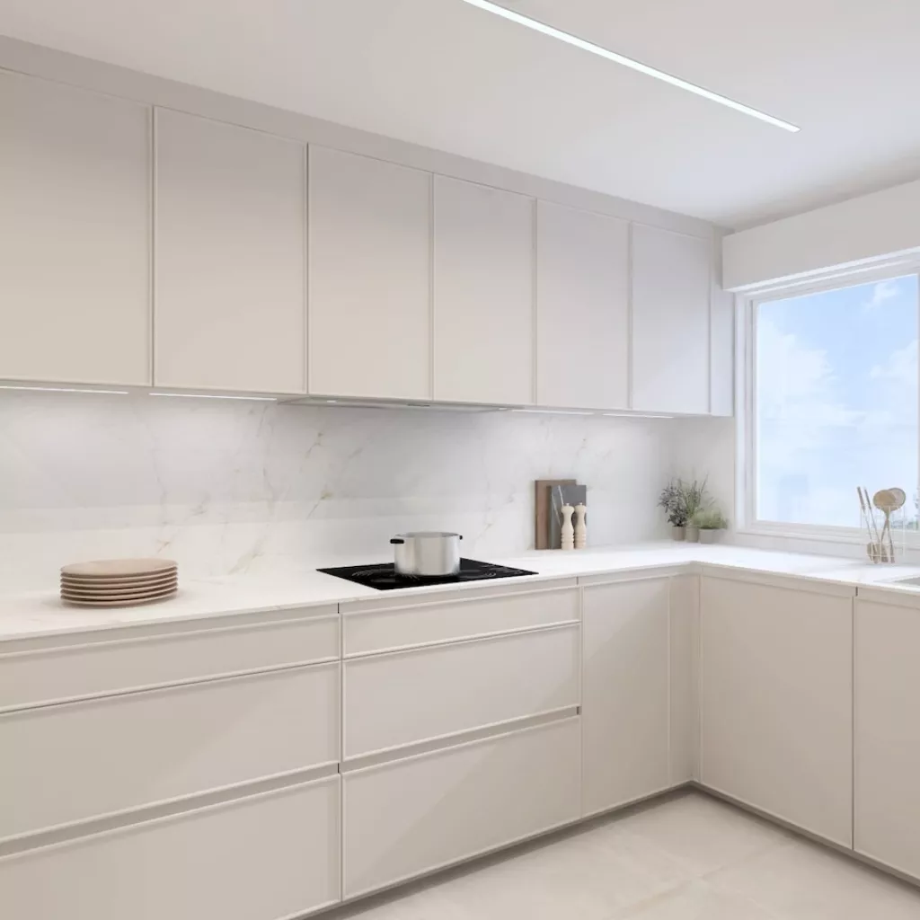 Cocina clara con mesado auxiliar
