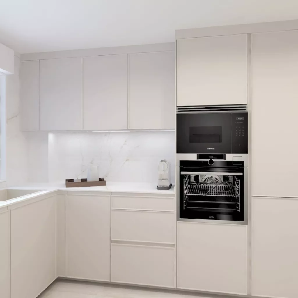 Cocina clara con mesado auxiliar