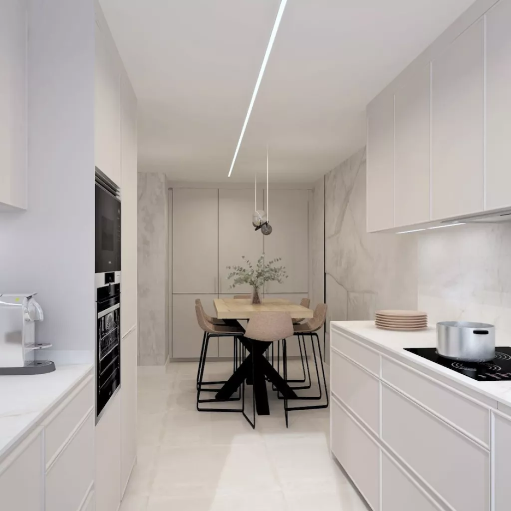 Cocina clara con mesado auxiliar