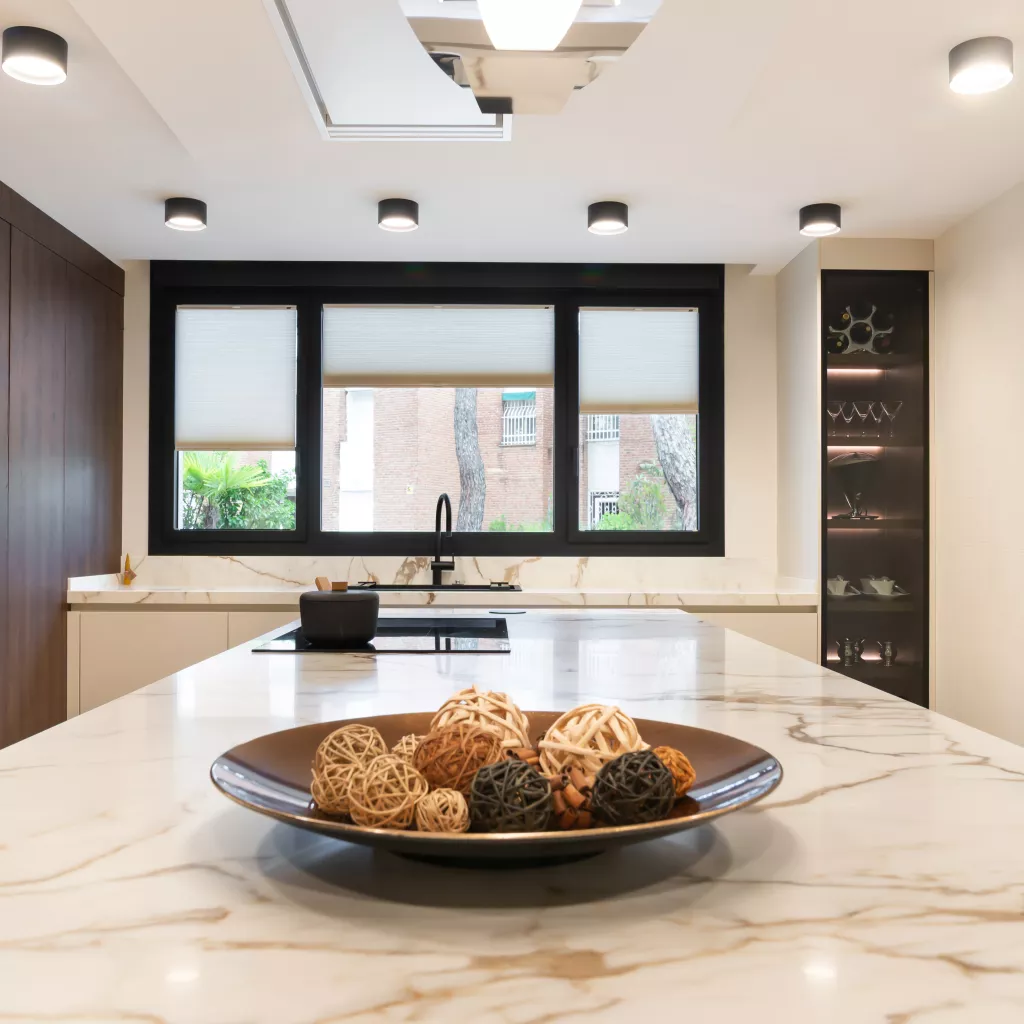 Cocina contemporánea en madera oscura y mármol: elegancia, contraste y sofisticación