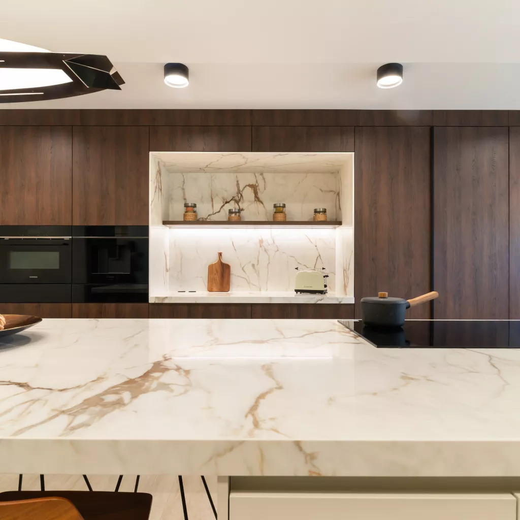Cocina contemporánea en madera oscura y mármol