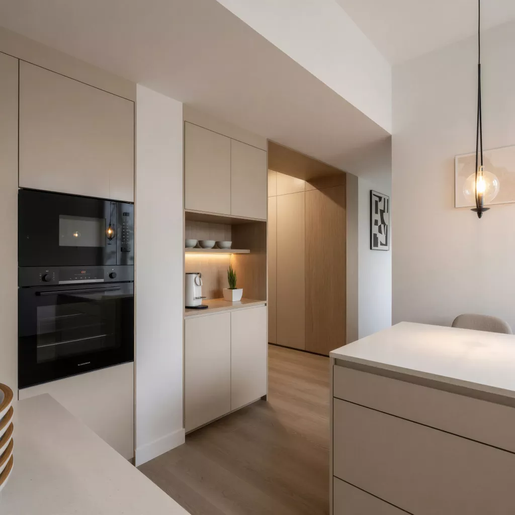 Cocina en madera clara y tonos neutros: calidez, luminosidad y diseño contemporáneo