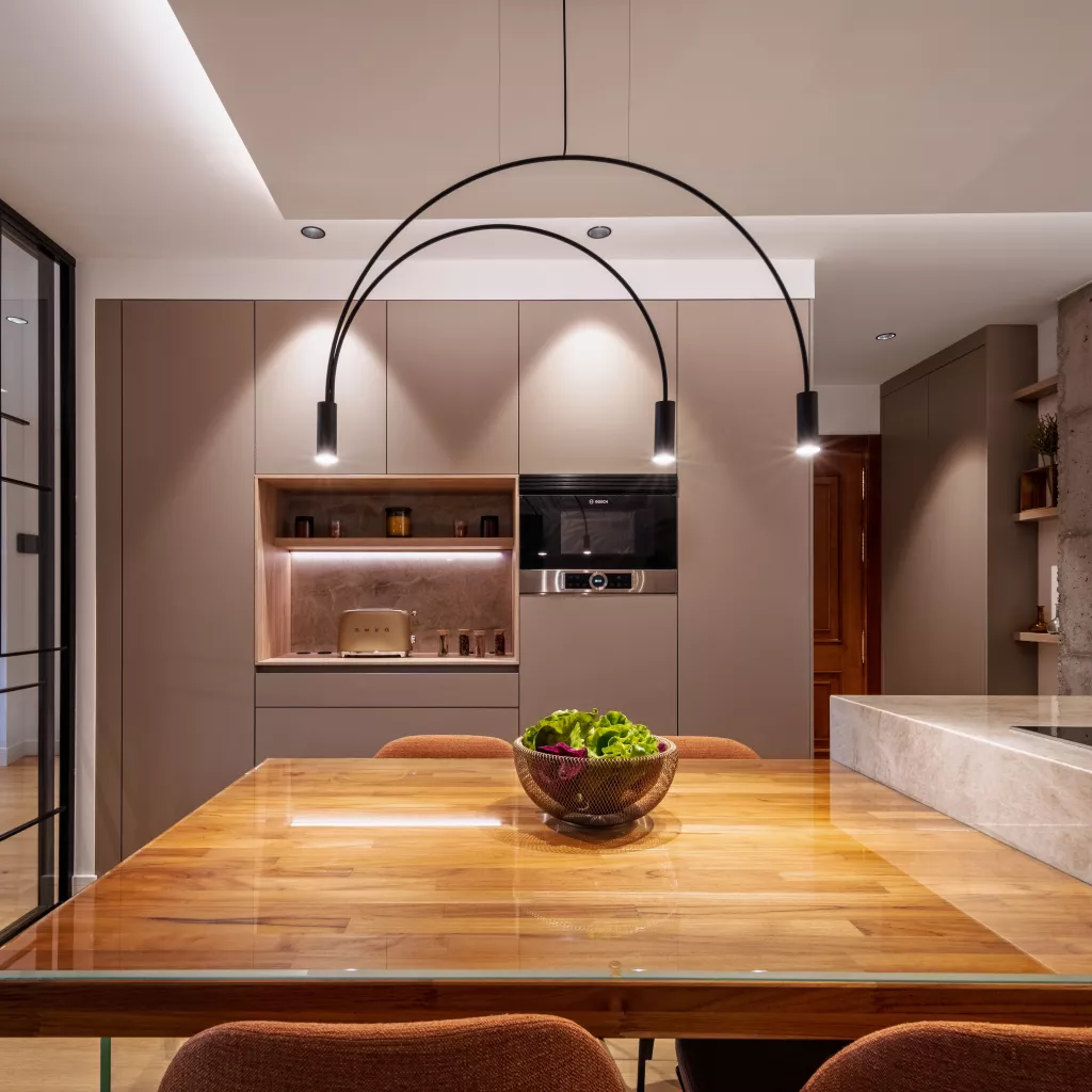 Cocina moderna con isla y vitrina en Pozuelo de Alarcón