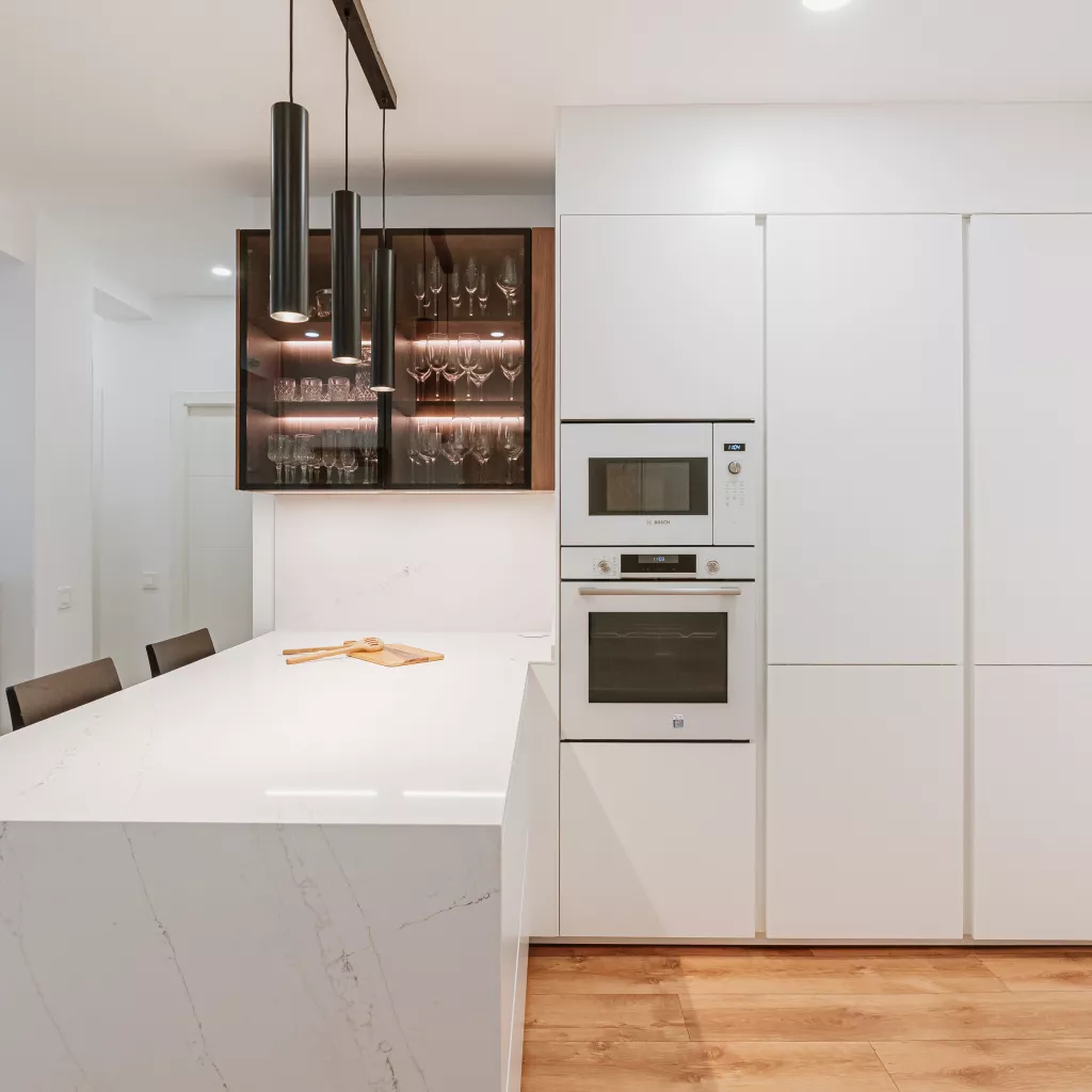 Cocina blanca con madera natural: luminosidad, elegancia y diseño integrado