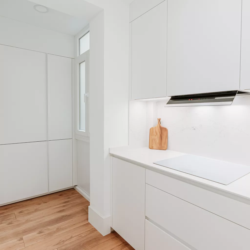 Cocina blanca con madera natural: luminosidad, elegancia y diseño integrado