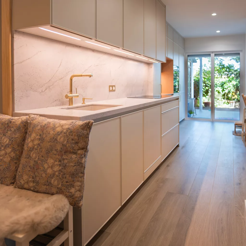 Cocina contemporánea en tonos arena y madera natural: equilibrio, luz y diseño minimalista