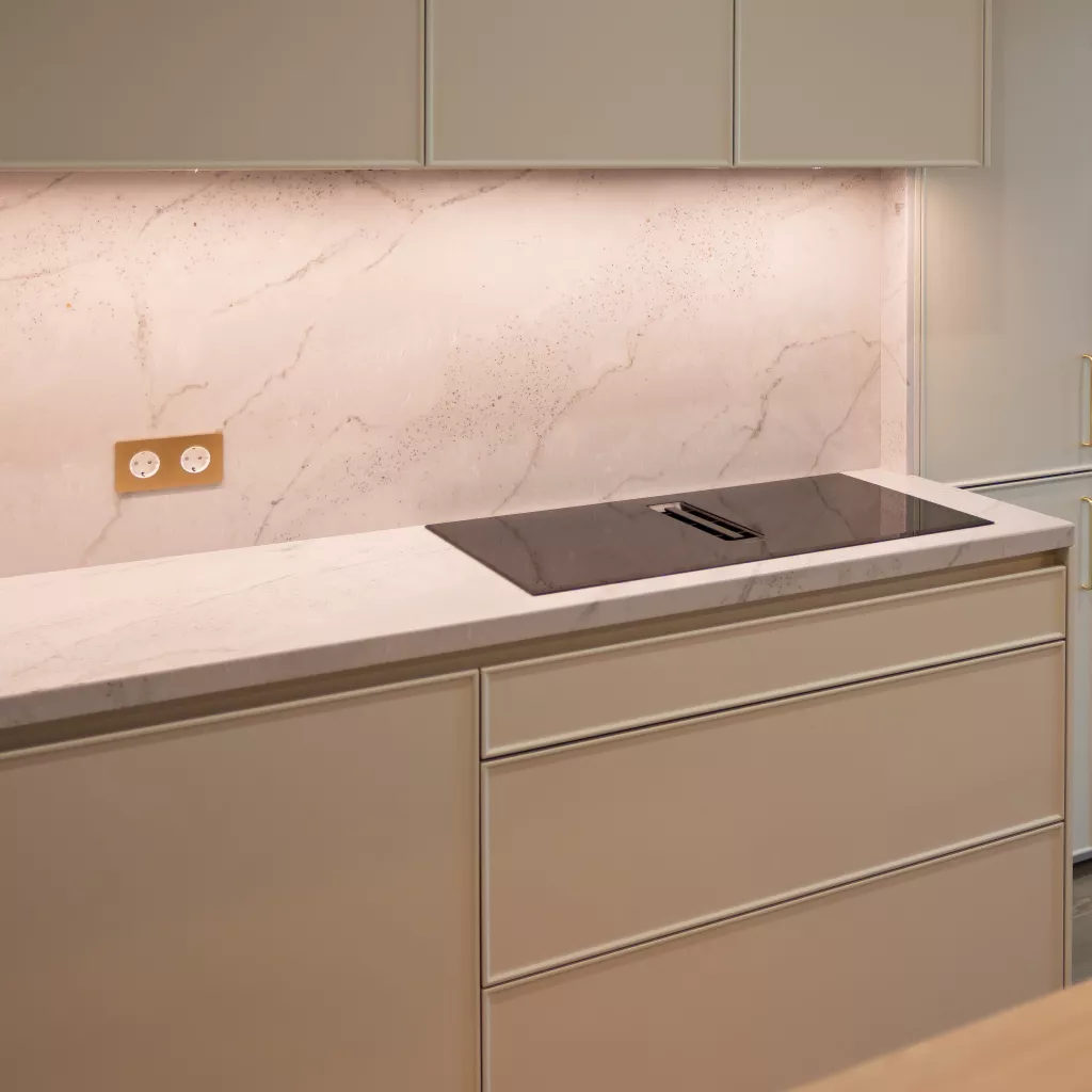 Cocina contemporánea en tonos arena y madera natural: equilibrio, luz y diseño minimalista