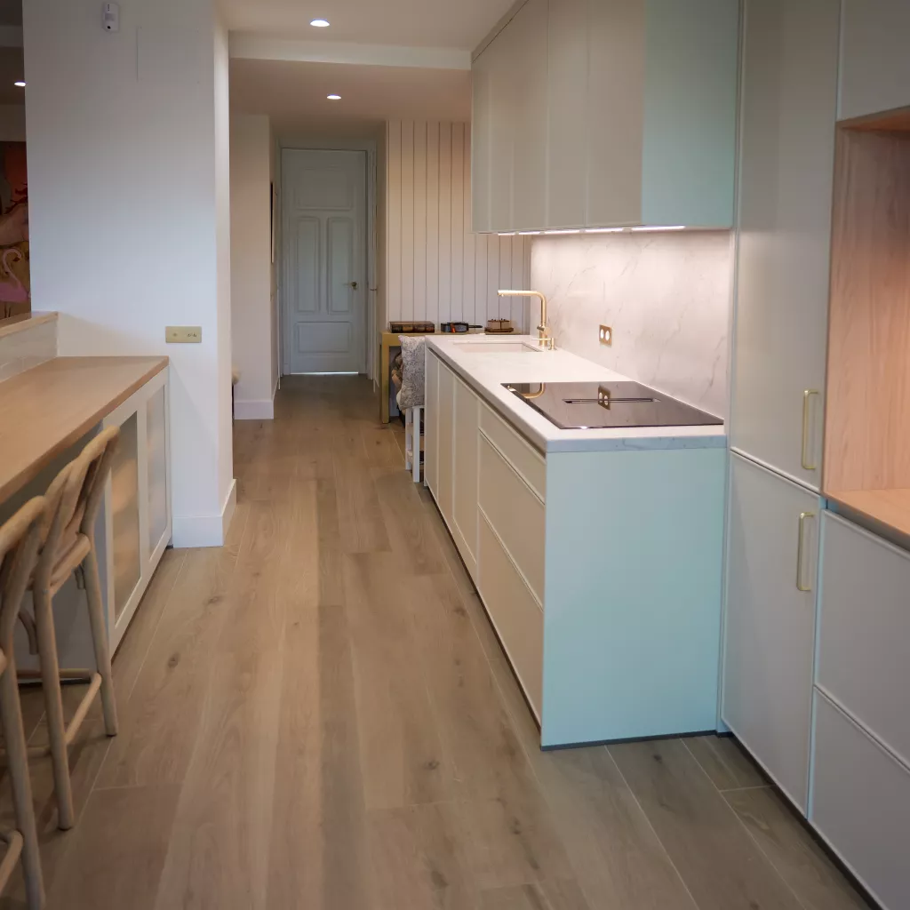 Cocina contemporánea en tonos arena y madera natural: equilibrio, luz y diseño minimalista